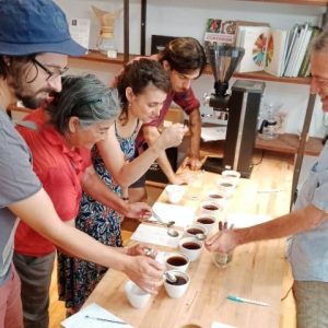 dégustation cupping lors d'un atelier découverte du café de spécialité